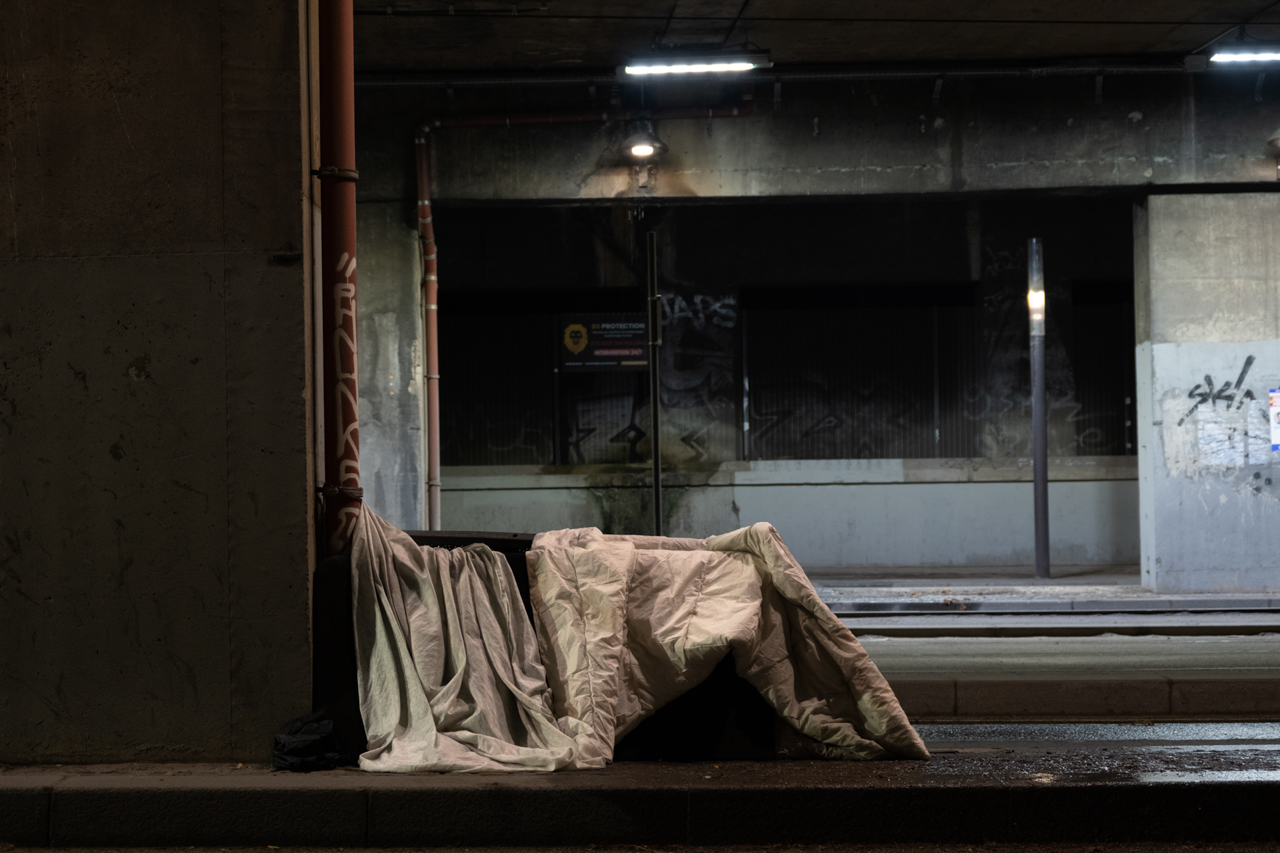 Urban scene showing mobility struggles